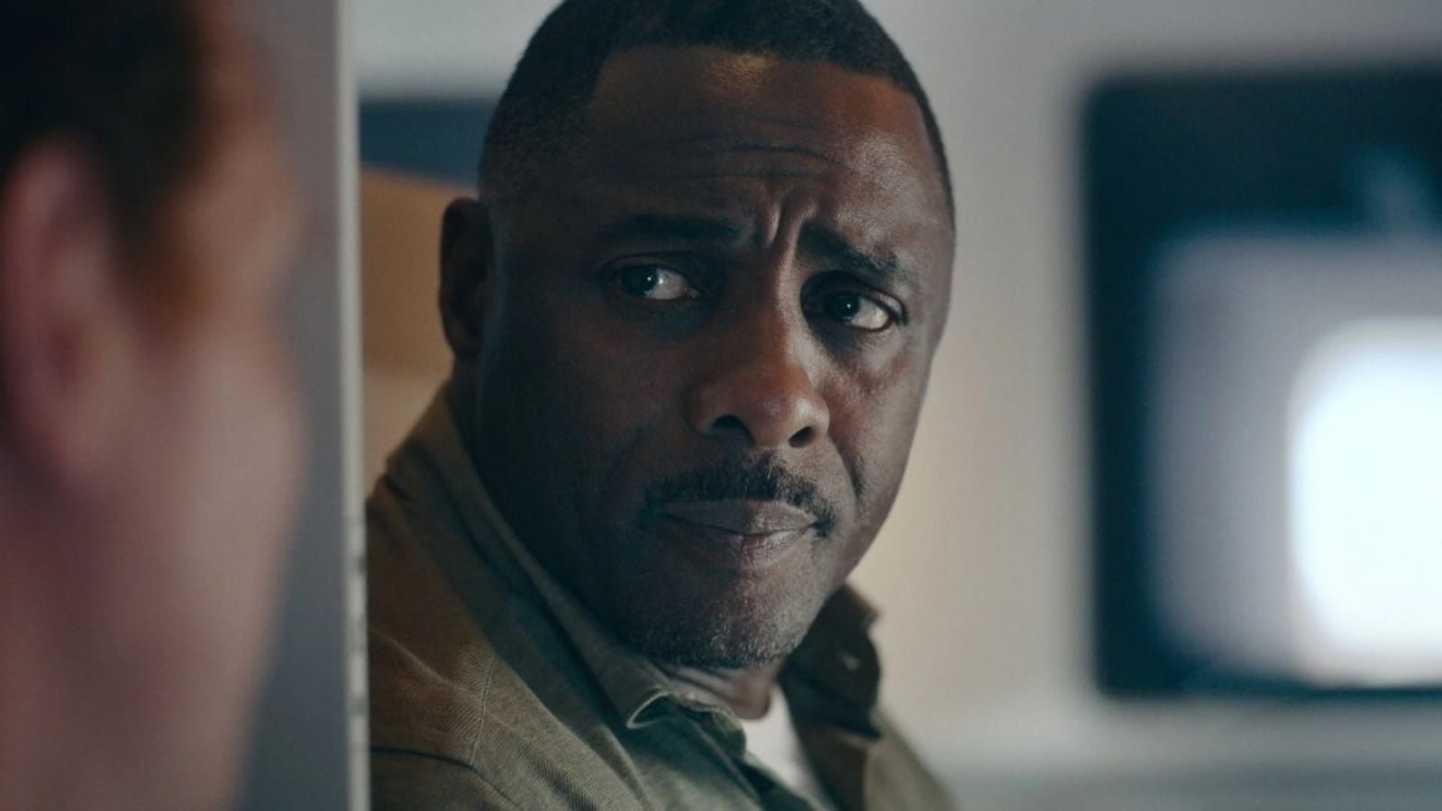 Idris Elba Hijack 1706785295513 1706785302667