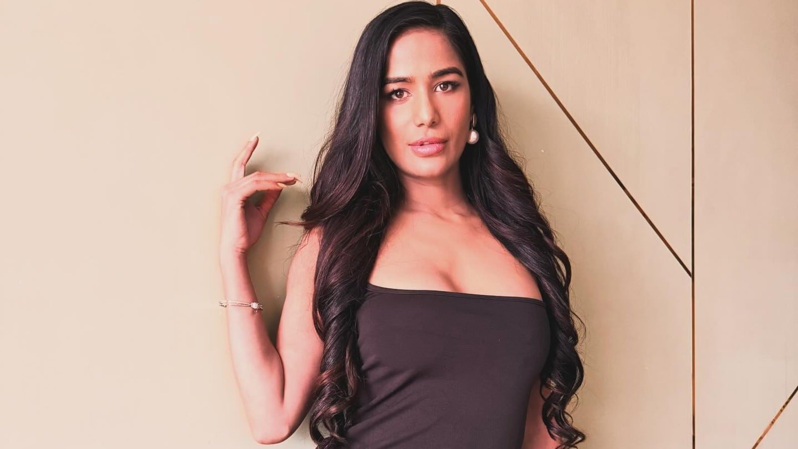 Poonam Pandey 1706970188115 1706970204178